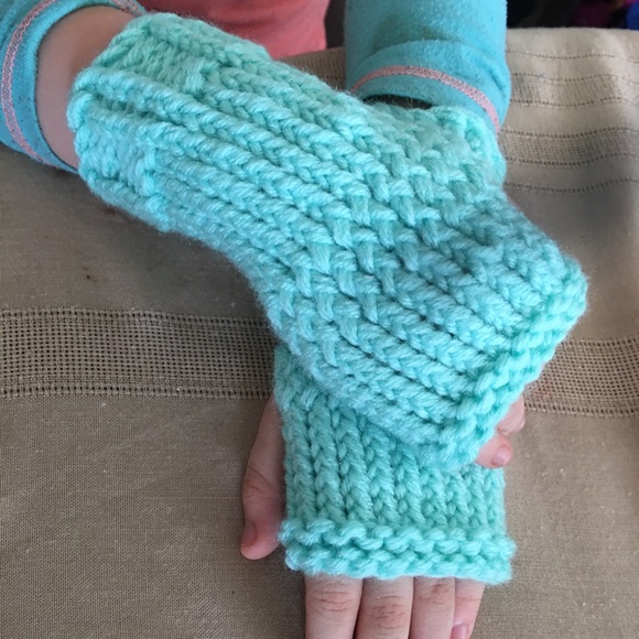 Child’s Fingerless Gloves - Picture 7 of 10